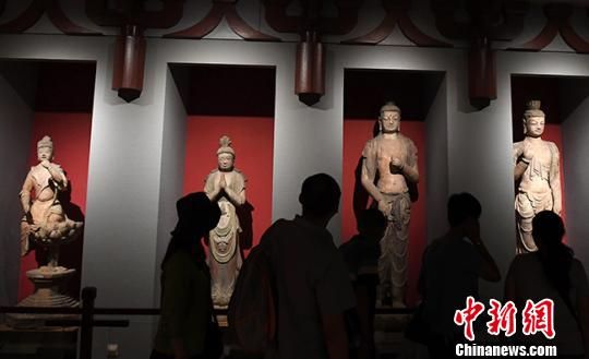 图为民众在甘肃省博物馆参观。(资料图) 杨艳敏 摄 图为民众在甘肃省博物馆参观。(资料图) 杨艳敏 摄
