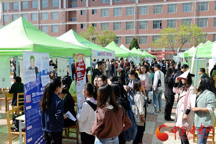政府搭建供需平台 解决各就业难题 2019年全省夏季大型人才招聘会在省人力资源市场举办