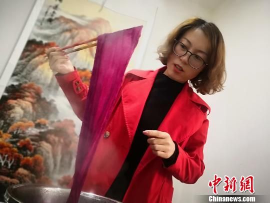 图为祁辉水煮“提炼”中草药色素给丝巾上色。 魏建军 摄 图为祁辉水煮“提炼”中草药色素给丝巾上色。 魏建军 摄