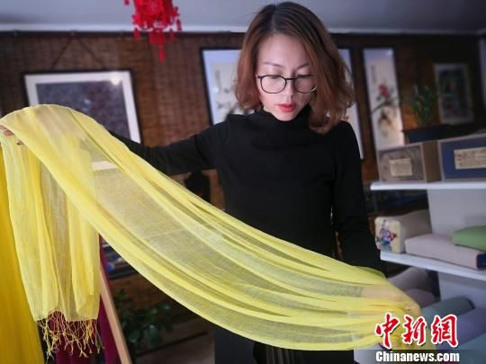 图为祁辉展示手工染织的丝巾。 魏建军 摄 图为祁辉展示手工染织的丝巾。 魏建军 摄