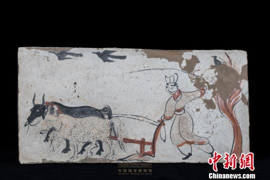 二牛耕地图壁画砖-魏晋 中国国家博物馆供图 二牛耕地图壁画砖-魏晋 中国国家博物馆供图