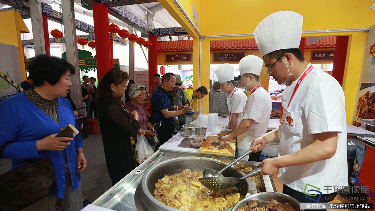 5月16日,亚洲美食节在北京奥林匹克公园开幕。图为游客排队购买小肠陈卤煮(图片来源:tuku.qianlong.com)。千龙网记者 陈健男摄
