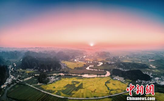 图为旭日映照下的上林县。　韦伟群 摄