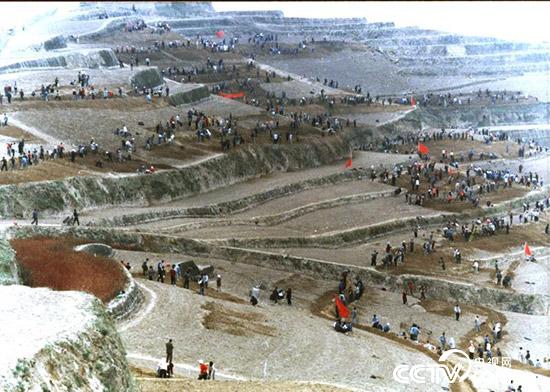 修梯田的场景(资料图)