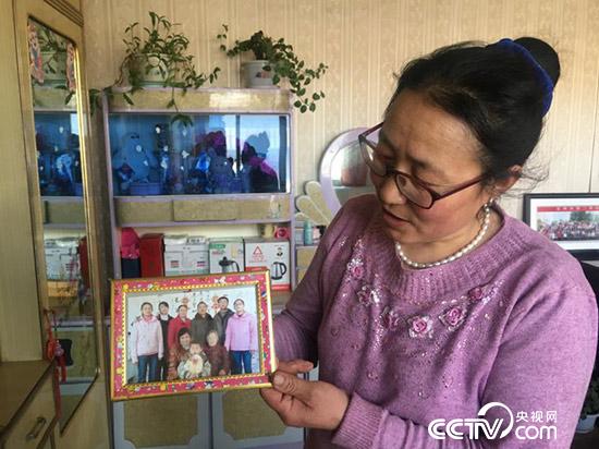 4个孩子是冉继萍的骄傲，她靠种土豆，供出了三个大学生。