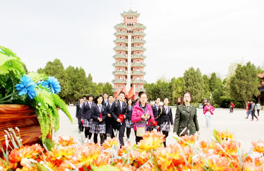 中国旅游日：会宁会师旧址游人如织（图）