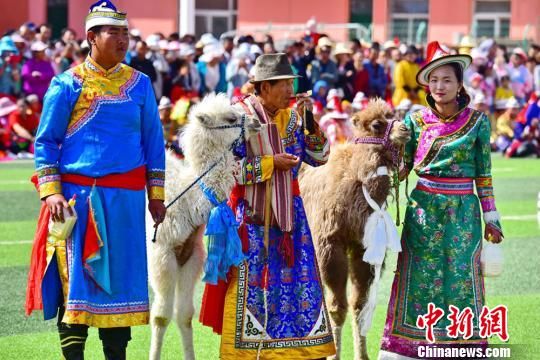 图为牧民展示民族文化。　武雪峰 摄
