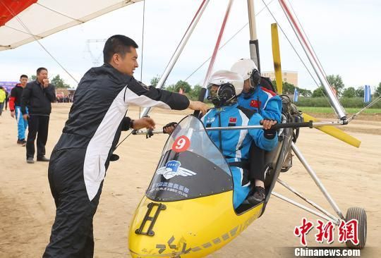 闫永涛帮助队友将飞行器推至预定位置。　高展 摄