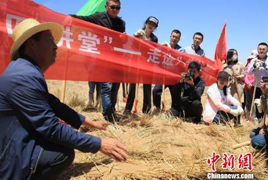 图为二代治沙人石银山(左一)为青年们讲述如何治沙以及父辈治沙的故事。 史静静 摄 图为二代治沙人石银山(左一)为青年们讲述如何治沙以及父辈治沙的故事。 史静静 摄