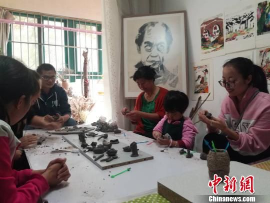 刘雪玲和孩子家长一起创作泥塑作品。 钟欣 摄 刘雪玲和孩子家长一起创作泥塑作品。 钟欣 摄