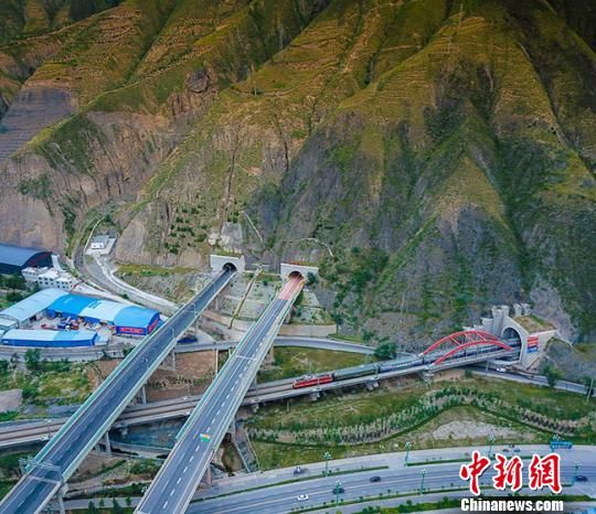 处在大山中的兰渝铁路。中国铁路兰州局供图 处在大山中的兰渝铁路。中国铁路兰州局供图