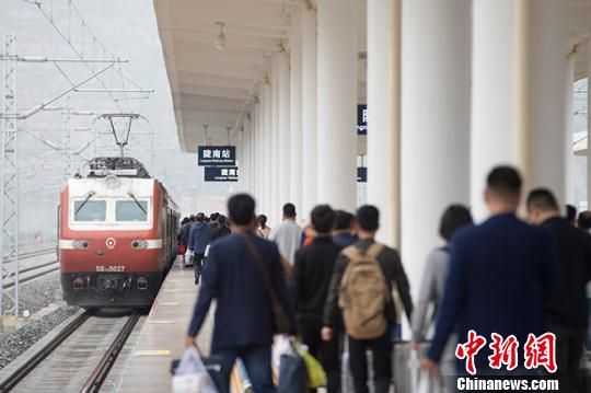 兰渝铁路也是精准扶贫的长大干线,沿线22个县市区中分布着六盘山区、秦巴山区的十多个国家扶贫重点县。随着全线开通运营,沿线丰富的农牧业资源、有色金属资源、煤炭矿产资源有了廉价、快速的铁路运输通道。中国铁路兰州局供图 兰渝铁路也是精准扶贫的长大干线,沿线22个县市区中分布着六盘山区、秦巴山区的十多个国家扶贫重点县。随着全线开通运营,沿线丰富的农牧业资源、有色金属资源、煤炭矿产资源有了廉价、快速的铁路运输通道。中国铁路兰州局供图