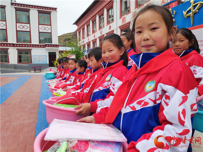 甘肃公益组织送爱心洗漱包 引导小学生养成卫生好习惯（组图）