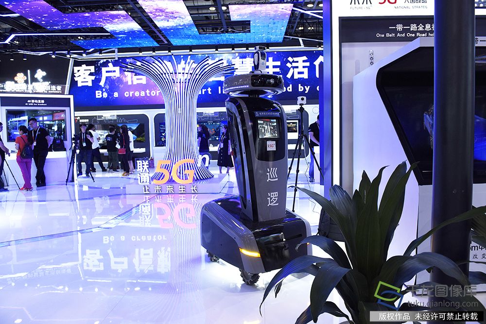 北京联通“5G ?未来”展厅展出的智能安防机器人。千龙网记者 刘雯摄