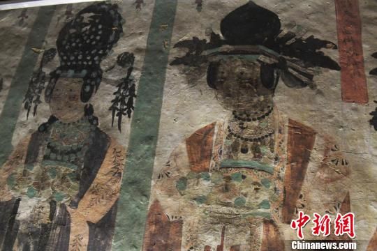 图为敦煌壁画中“供养人”形象,服饰头饰极为精致。 杨艳敏 摄 图为敦煌壁画中“供养人”形象,服饰头饰极为精致。 杨艳敏 摄