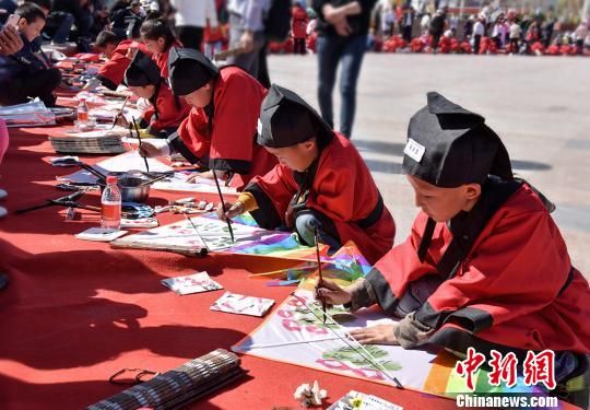 图为甘肃省嘉峪关市举办华艺汉芳·首届嘉峪关临风杯书画风筝节。青少年身着汉服认真绘制风筝。(资料图) 师永红 摄 图为甘肃省嘉峪关市举办华艺汉芳·首届嘉峪关临风杯书画风筝节。青少年身着汉服认真绘制风筝。(资料图) 师永红 摄