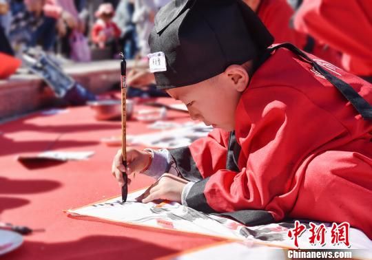 图为甘肃省峪关市青少年在风筝节会上绘制风筝。(资料图) 师永红 摄 图为甘肃省峪关市青少年在风筝节会上绘制风筝。(资料图) 师永红 摄