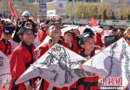 图为青少年放飞自己绘制的风筝。(资料图) 师永红 摄 图为青少年放飞自己绘制的风筝。(资料图) 师永红 摄