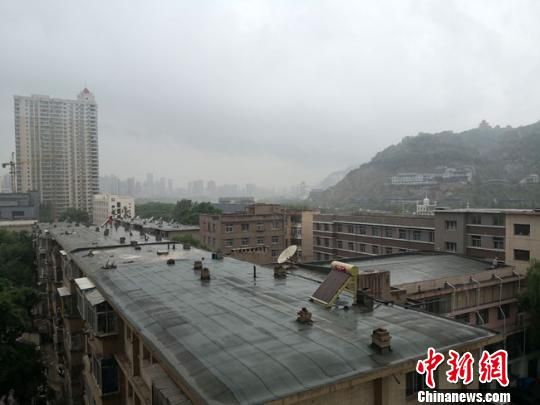 图为6月4日下午,持续雨水冲洗中的兰州城。 冯志军 摄 图为6月4日下午,持续雨水冲洗中的兰州城。 冯志军 摄