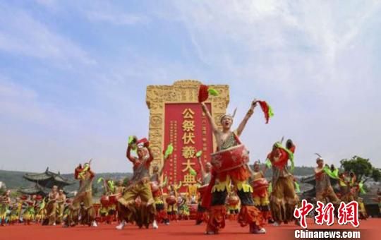 2018年6月22日,2018(戊戌)年公祭中华人文始祖伏羲大典在甘肃天水市举行。(资料图) 钟欣 摄 2018年6月22日,2018(戊戌)年公祭中华人文始祖伏羲大典在甘肃天水市举行。(资料图) 钟欣 摄