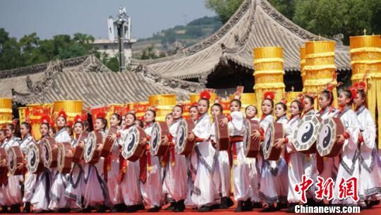 2018年6月22日,2018(戊戌)年公祭中华人文始祖伏羲大典在甘肃天水市举行。(资料图) 钟欣 摄 2018年6月22日,2018(戊戌)年公祭中华人文始祖伏羲大典在甘肃天水市举行。(资料图) 钟欣 摄