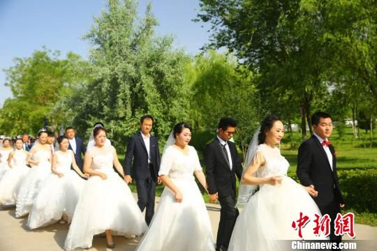 2019-11-12,“2018年甘肃金昌第四届薰衣草之约集体婚礼篇——遇见你·遇见爱”,在金昌市金水湖景区举行。图为新人入场(资料图)。 陈兴明 摄 2019-11-12,“2018年甘肃金昌第四届薰衣草之约集体婚礼篇——遇见你·遇见爱”,在金昌市金水湖景区举行。图为新人入场(资料图)。 陈兴明 摄