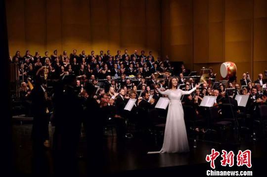这是《敦煌·慈悲颂》继去年在德国、澳大利亚、美国及中国香港等地演出成功继而风靡全球之后,在国内的大型巡回演出,作为音乐会的表达主题和灵感源地,敦煌也是该音乐会的“衣锦还乡”之旅。敦煌研究院供图 这是《敦煌·慈悲颂》继去年在德国、澳大利亚、美国及中国香港等地演出成功继而风靡全球之后,在国内的大型巡回演出,作为音乐会的表达主题和灵感源地,敦煌也是该音乐会的“衣锦还乡”之旅。敦煌研究院供图