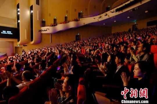 图为座无虚席的《敦煌·慈悲颂》音乐会演出现场。敦煌研究院供图 图为座无虚席的《敦煌·慈悲颂》音乐会演出现场。敦煌研究院供图