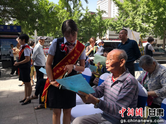 图为老大爷向税务工作人员咨询问题。刘玉桃 摄 图为老大爷向税务工作人员咨询问题。刘玉桃 摄