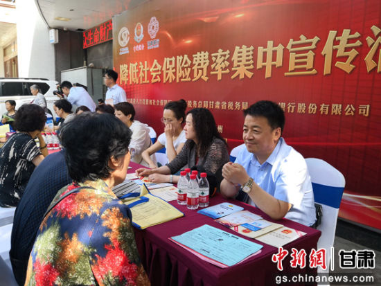 图为市民排队咨询税收政策。刘玉桃 摄 图为市民排队咨询税收政策。刘玉桃 摄