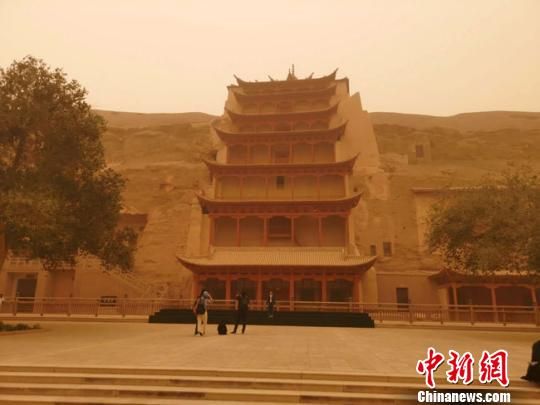 图为6月13日中午,遭沙尘暴侵袭的莫高窟暂停开放。 钟欣 摄 图为6月13日中午,遭沙尘暴侵袭的莫高窟暂停开放。 钟欣 摄