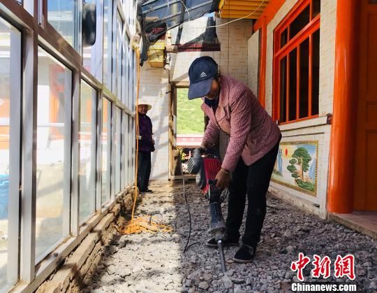 博峪村村民李旦知草手持机器规整地面。 艾庆龙 摄 博峪村村民李旦知草手持机器规整地面。 艾庆龙 摄