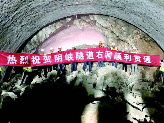 Ｇ341线白银至中川机场一级公路首座隧道贯通
