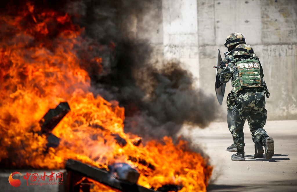 淬火砺剑!武警甘肃特战官兵开展反劫持战斗演练