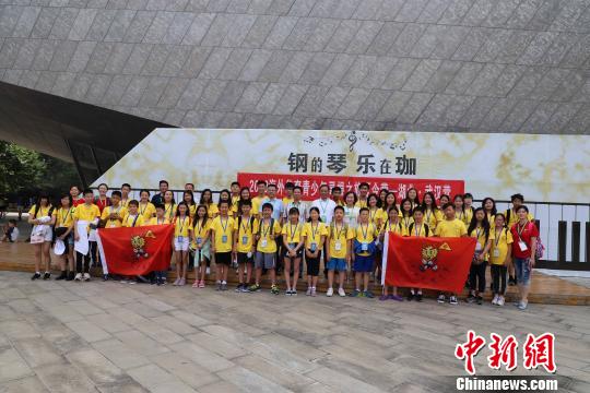图为,夏令营营员在武汉大学万林博物馆门前合影 徐立银 摄 图为,夏令营营员在武汉大学万林博物馆门前合影 徐立银 摄