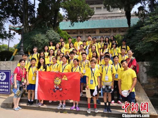 图为,夏令营成员参观武汉大学校园 徐立银 摄 图为,夏令营成员参观武汉大学校园 徐立银 摄