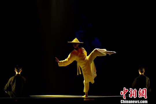 澳门当代舞团献演。 陈骥旻 摄 澳门当代舞团献演。 陈骥旻 摄