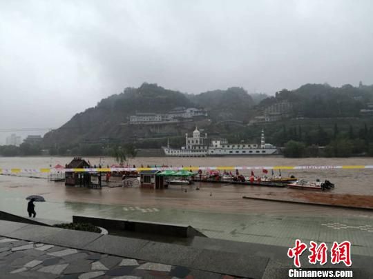 图为6月26日,兰州城区黄河岸畔拉起了警戒线,水上娱乐项目鲜有人问津。 冯志军 摄 图为6月26日,兰州城区黄河岸畔拉起了警戒线,水上娱乐项目鲜有人问津。 冯志军 摄