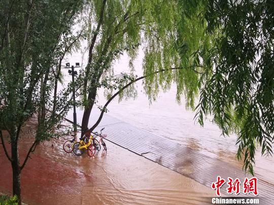 由于近期黄河上游降水偏多,兰州城区浑浊上涨的黄河水不断向临近河道的人行步道逼近。 冯志军 摄 由于近期黄河上游降水偏多,兰州城区浑浊上涨的黄河水不断向临近河道的人行步道逼近。 冯志军 摄