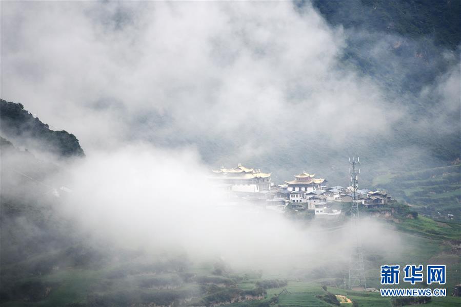 (美丽中国)(1)雾中仙境——扎尕那
