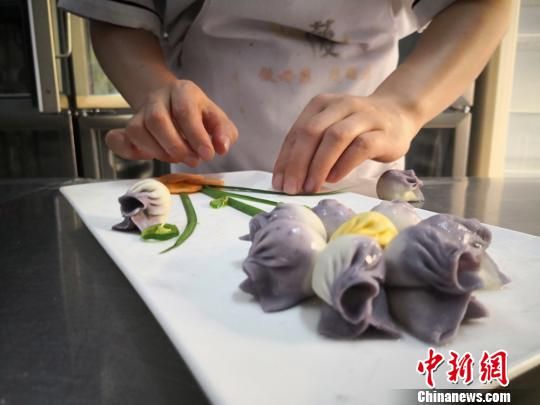 制作七彩饺子。(资料图) 魏建军 摄 制作七彩饺子。(资料图) 魏建军 摄