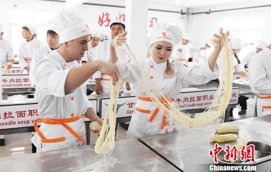 外国学员拉出的拉面“细如发丝”。(资料图) 杨艳敏 摄 外国学员拉出的拉面“细如发丝”。(资料图) 杨艳敏 摄