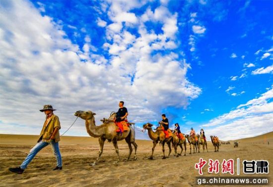 6月中下旬以来,国际旅游名城甘肃敦煌连降小雨,雨过天晴后的鸣沙山月牙泉景区蓝天、白云、黄沙相映成趣,每天吸引大批游人登上鸣沙山观赏大漠落日,陶醉在大漠沙海、夕阳如画的美景之中。(资料图) 王斌银 摄 6月中下旬以来,国际旅游名城甘肃敦煌连降小雨,雨过天晴后的鸣沙山月牙泉景区蓝天、白云、黄沙相映成趣,每天吸引大批游人登上鸣沙山观赏大漠落日,陶醉在大漠沙海、夕阳如画的美景之中。(资料图) 王斌银 摄