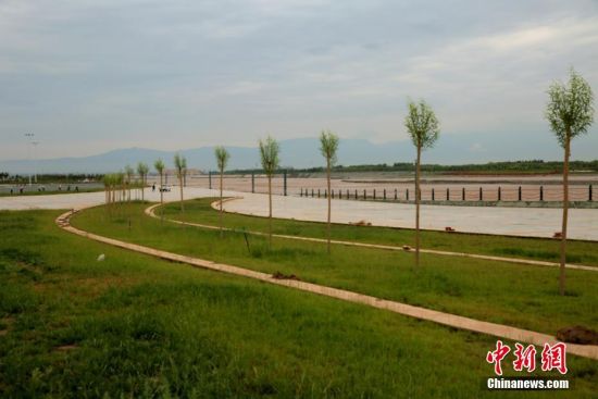 图为远远望去,黑河水位上涨,与河岸持平。杨永伟 摄 图为远远望去,黑河水位上涨,与河岸持平。杨永伟 摄