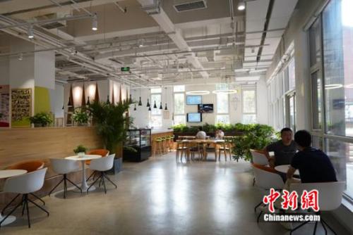 中关村雨林空间国际孵化器。<a target='_blank' data-cke-saved-href='http://www.chinanews.com/' href='http://www.chinanews.com/' >中新网</a>记者刘湃 摄 中关村雨林空间国际孵化器。<a target='_blank' data-cke-saved-href='http://www.chinanews.com/' href='http://www.chinanews.com/' >中新网</a>记者刘湃 摄