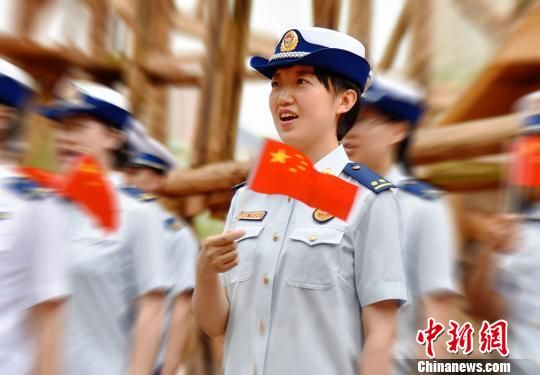图为指战员歌声“表白”祖国。 师永红 摄 图为指战员歌声“表白”祖国。 师永红 摄