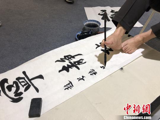 赵长稳的“长稳足书”刚柔并济,获得了业界的肯定。 徐雪 摄 赵长稳的“长稳足书”刚柔并济,获得了业界的肯定。 徐雪 摄