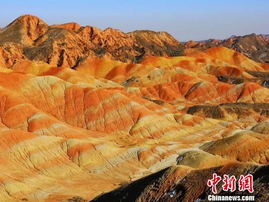 张掖丹霞地貌主要由红色砾石、砂岩和泥岩组成,有明显的干旱、半干旱气候的印迹。(资料图) 吴学珍 摄 张掖丹霞地貌主要由红色砾石、砂岩和泥岩组成,有明显的干旱、半干旱气候的印迹。(资料图) 吴学珍 摄