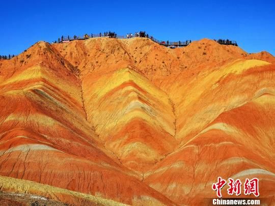 七彩丹霞地貌以层级错落交替、气势磅礴、形态丰富、色彩斑澜而称奇。(资料图) 吴学珍 摄 七彩丹霞地貌以层级错落交替、气势磅礴、形态丰富、色彩斑澜而称奇。(资料图) 吴学珍 摄