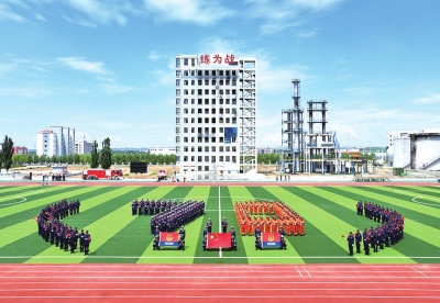 甘肃千名消防指战员“快闪”深情表白祖国祝福党